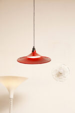 Czerwona metalowa jednopunktowa skandynawska lampa wisząca/sufitowa z czarnym uchwytem nad kloszem i czarną podsufitką, firma Decembre, Finlandia, lata 90. - obrazek 17