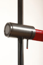 Smukła metalowa postmodernistyczna czarna lampa podłogowa Collona (Caltha) z regulowaną wysokością burgundowej głowicy, Gianfranco Frattini dla firmy Luci, Włochy, projekt z 1981 roku - obrazek 10