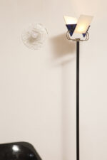 Jednopunktowa lampa połogowa "Triana" z kloszem złożonym z czterech szklanych płytek i z granatowymi półprzepuszczalnymi trójkątnymi uchwytami z tworzywa osadzonym na długim metalowym czarnym ramieniu, Postmodernizm i styl Memphis, projekt Perry King & Santiago Miranda dla Arteluce, Włochy, lata 80. - obrazek 16