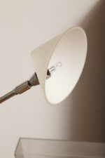 Srebrna minimalistyczna jednopunktowa metalowa lampa podłogowa z ruchomym ramieniem i szklanym mlecznobiałym kloszem w kształcie stożka, Pola Amstelveen, Holandia, lata 80. - obrazek 19