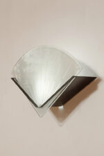 Jednopunktowa lampa ścienna/kinkiet ze szklanym płaskim mlecznobiałym kloszem w kształcie wachlarza osadzonym na metalowej czarnej podstawie, styl Memphis, Włochy, lata 80. - obrazek 18