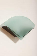 Jednopunktowa lampa ścienna/kinkiet z płaskim zielonym szklanym kloszem w kształcie wachlarza osadzonym na metalowej czarnej podstawie, styl Memphis, Włochy, lata 80. - obrazek 18