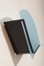 Jednopunktowa lampa ścienna/kinkiet z płaskim niebieskim szklanym kloszem w kształcie wachlarza osadzonym na metalowej czarnej podstawie, styl Memphis, Włochy, lata 80. - obrazek 17