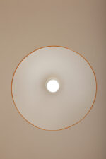 Szklana jednopunktowa lampa sufitowa z mlecznobiałym matowym częściowo reliefowym klosze w kształcie stożka z żółtymi dodatkami i podsufitką, Włochy, lata 80/90. - obrazek 21