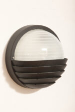 Dwupunktowa okrągła outdoorowa lampa ścienna/kinkiet ze szklanym reliefowym mlecznobiałym kloszem w czarnej w połowie ażurowej oprawie z tworzywa, firma Prisma, Włochy, lata 80/90. - obrazek 18