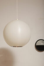 Jednopunktowa mlecznobiała duża (40 cm) lampa sufitowa z tworzywa w kształcie kuli z aluminiowym srebrnym odbłyśnikiem na dole, Philips, Holandia, lata 90. - obrazek 17