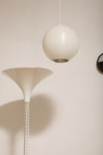 Jednopunktowa mlecznobiała lampa sufitowa z tworzywa w kształcie kuli z aluminiowym srebrnym odbłyśnikiem na dole, Philips, Holandia, lata 90. - obrazek 18