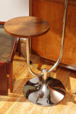 Jednopunktowa chromowana lampa podłogowa z ruchomym ramieniem z regulacją wysokości, fornirowanym w orzechu okrągłym blatem i szklanym kloszem w kształcie kuli, Art Deco/Bauhaus, projekt Robert Slezák z lat 30. XX wieku - obrazek 17