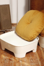 Szeroki fotel z podnóżkiem w stylu Space Age/Mid Century Modern w żółtym welurowym obiciu na białych lekkich cokołach z włókna szklanego, Włochy, lata 60. - obrazek 18