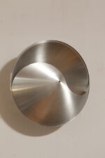 Srebrny lekki jednopunktowy kinkiet/lampa ścienna ze szczotkowanego aluminium "Yin-Yang" TYP C1636, projekt Hermiana Sneydersa de Vogel dla Raak Amsterdam, Holandia, lata 70. - obrazek 17