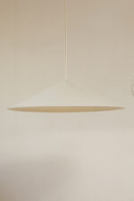 Bardzo duża (64,5 cm) biała minimalistyczna metalowa skandynawska jednopunktowa lampa wisząca, projekt Claus Bonderup i Torsten Thorup dla firmy Focus, Dania, lata 70/80. - obrazek 17