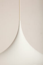 Duża (47 cm) biała metalowa jednopunktowa skandynawska lampa sufitowa/wisząca typu "Kapelusz Wiedźmy", Fog & Mørup, Dania, lata 70. - obrazek 17