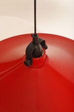 Czerwona metalowa jednopunktowa skandynawska lampa wisząca/sufitowa z czarnym uchwytem nad kloszem i czarną podsufitką, firma Decembre, Finlandia, lata 90. - obrazek 18