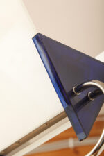 Jednopunktowa lampa połogowa "Triana" z kloszem złożonym z czterech szklanych płytek i z granatowymi półprzepuszczalnymi trójkątnymi uchwytami z tworzywa osadzonym na długim metalowym czarnym ramieniu, Postmodernizm i styl Memphis, projekt Perry King & Santiago Miranda dla Arteluce, Włochy, lata 80. - obrazek 17