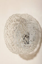 Szklany jednopunktowy okrągły przezroczysto lodowy kinkiet/lampa ścienna "Matrix" z geometrycznym i minimalistycznym wzorem osadzony na metalowej białej obejmie, Niemcy, lata 70. - obrazek 19