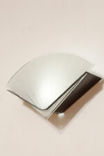 Jednopunktowa lampa ścienna/kinkiet ze szklanym płaskim mlecznobiałym kloszem w kształcie wachlarza osadzonym na metalowej czarnej podstawie, styl Memphis, Włochy, lata 80. - obrazek 19