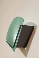 Jednopunktowa lampa ścienna/kinkiet z płaskim zielonym szklanym kloszem w kształcie wachlarza osadzonym na metalowej czarnej podstawie, styl Memphis, Włochy, lata 80. - obrazek 19