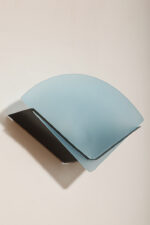 Jednopunktowa lampa ścienna/kinkiet z płaskim niebieskim szklanym kloszem w kształcie wachlarza osadzonym na metalowej czarnej podstawie, styl Memphis, Włochy, lata 80. - obrazek 23