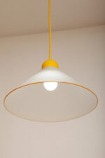 Szklana jednopunktowa lampa sufitowa z mlecznobiałym matowym częściowo reliefowym klosze w kształcie stożka z żółtymi dodatkami i podsufitką, Włochy, lata 80/90. - obrazek 22