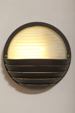 Dwupunktowa okrągła outdoorowa lampa ścienna/kinkiet ze szklanym reliefowym mlecznobiałym kloszem w czarnej w połowie ażurowej oprawie z tworzywa, firma Prisma, Włochy, lata 80/90. - obrazek 19