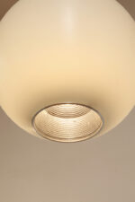 Jednopunktowa mlecznobiała duża (40 cm) lampa sufitowa z tworzywa w kształcie kuli z aluminiowym srebrnym odbłyśnikiem na dole, Philips, Holandia, lata 90. - obrazek 18