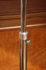 Jednopunktowa chromowana lampa podłogowa z ruchomym ramieniem z regulacją wysokości, fornirowanym w orzechu okrągłym blatem i szklanym kloszem w kształcie kuli, Art Deco/Bauhaus, projekt Robert Slezák z lat 30. XX wieku - obrazek 18