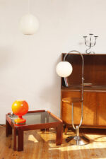 Kwadratowy niski stolik kawowy/pomocnik/stolik boczny na drewnianej konstrukcji o lekkim wiśniowym zabarwieniu ze szklanym dymionym w ciepłym odcieniu grubym blatem, projekt Afra i Tobia Scarpa dla Cassina, Włochy, lata 60. - obrazek 19