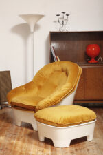 Szeroki fotel z podnóżkiem w stylu Space Age/Mid Century Modern w żółtym welurowym obiciu na białych lekkich cokołach z włókna szklanego, Włochy, lata 60. - obrazek 19