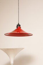 Czerwona metalowa jednopunktowa skandynawska lampa wisząca/sufitowa z czarnym uchwytem nad kloszem i czarną podsufitką, firma Decembre, Finlandia, lata 90. - obrazek 19