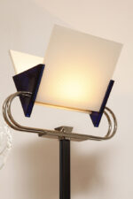 Jednopunktowa lampa połogowa "Triana" z kloszem złożonym z czterech szklanych płytek i z granatowymi półprzepuszczalnymi trójkątnymi uchwytami z tworzywa osadzonym na długim metalowym czarnym ramieniu, Postmodernizm i styl Memphis, projekt Perry King & Santiago Miranda dla Arteluce, Włochy, lata 80. - obrazek 18