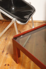 Kwadratowy niski stolik kawowy/pomocnik/stolik boczny na drewnianej konstrukcji o lekkim wiśniowym zabarwieniu ze szklanym dymionym w ciepłym odcieniu grubym blatem, projekt Afra i Tobia Scarpa dla Cassina, Włochy, lata 60. - obrazek 21