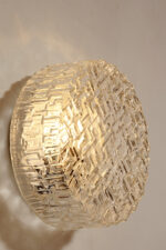 Szklany jednopunktowy okrągły przezroczysto lodowy kinkiet/lampa ścienna "Matrix" z geometrycznym i minimalistycznym wzorem osadzony na metalowej białej obejmie, Niemcy, lata 70. - obrazek 20