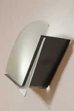 Jednopunktowa lampa ścienna/kinkiet ze szklanym płaskim mlecznobiałym kloszem w kształcie wachlarza osadzonym na metalowej czarnej podstawie, styl Memphis, Włochy, lata 80. - obrazek 20