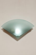 Jednopunktowa lampa ścienna/kinkiet z płaskim zielonym szklanym kloszem w kształcie wachlarza osadzonym na metalowej czarnej podstawie, styl Memphis, Włochy, lata 80. - obrazek 20