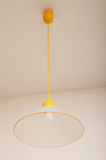 Szklana jednopunktowa lampa sufitowa z mlecznobiałym matowym częściowo reliefowym klosze w kształcie stożka z żółtymi dodatkami i podsufitką, Włochy, lata 80/90. - obrazek 23