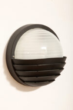 Dwupunktowa okrągła outdoorowa lampa ścienna/kinkiet ze szklanym reliefowym mlecznobiałym kloszem w czarnej w połowie ażurowej oprawie z tworzywa, firma Prisma, Włochy, lata 80/90. - obrazek 20