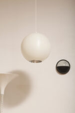 Jednopunktowa mlecznobiała duża (40 cm) lampa sufitowa z tworzywa w kształcie kuli z aluminiowym srebrnym odbłyśnikiem na dole, Philips, Holandia, lata 90. - obrazek 19