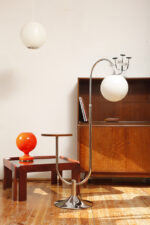 Jednopunktowa chromowana lampa podłogowa z ruchomym ramieniem z regulacją wysokości, fornirowanym w orzechu okrągłym blatem i szklanym kloszem w kształcie kuli, Art Deco/Bauhaus, projekt Robert Slezák z lat 30. XX wieku - obrazek 19