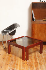 Kwadratowy niski stolik kawowy/pomocnik/stolik boczny na drewnianej konstrukcji o lekkim wiśniowym zabarwieniu ze szklanym dymionym w ciepłym odcieniu grubym blatem, projekt Afra i Tobia Scarpa dla Cassina, Włochy, lata 60. - obrazek 20