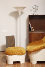 Szeroki fotel z podnóżkiem w stylu Space Age/Mid Century Modern w żółtym welurowym obiciu na białych lekkich cokołach z włókna szklanego, Włochy, lata 60. - obrazek 20