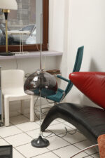 Dwupunktowa filigranowa lampa podłogowa z regulowaną wysokością jasnoszarego klosza z lekkiego półprzepuszczalnego tworzywa/akrylu i metalową grafitową podstawą, Space Age, Gepo, Holandia, lata 70. - obrazek 19