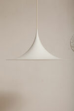Duża (47 cm) biała metalowa jednopunktowa skandynawska lampa sufitowa/wisząca typu "Kapelusz Wiedźmy", Fog & Mørup, Dania, lata 70. - obrazek 19