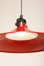 Czerwona metalowa jednopunktowa skandynawska lampa wisząca/sufitowa z czarnym uchwytem nad kloszem i czarną podsufitką, firma Decembre, Finlandia, lata 90. - obrazek 20