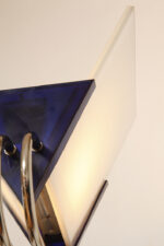 Jednopunktowa lampa połogowa "Triana" z kloszem złożonym z czterech szklanych płytek i z granatowymi półprzepuszczalnymi trójkątnymi uchwytami z tworzywa osadzonym na długim metalowym czarnym ramieniu, Postmodernizm i styl Memphis, projekt Perry King & Santiago Miranda dla Arteluce, Włochy, lata 80. - obrazek 19