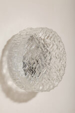 Szklany jednopunktowy okrągły przezroczysto lodowy kinkiet/lampa ścienna "Matrix" z geometrycznym i minimalistycznym wzorem osadzony na metalowej białej obejmie, Niemcy, lata 70. - obrazek 21