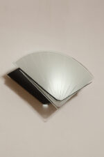 Jednopunktowa lampa ścienna/kinkiet ze szklanym płaskim mlecznobiałym kloszem w kształcie wachlarza osadzonym na metalowej czarnej podstawie, styl Memphis, Włochy, lata 80. - obrazek 21