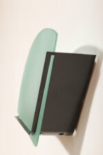 Jednopunktowa lampa ścienna/kinkiet z płaskim zielonym szklanym kloszem w kształcie wachlarza osadzonym na metalowej czarnej podstawie, styl Memphis, Włochy, lata 80. - obrazek 21