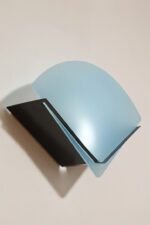 Jednopunktowa lampa ścienna/kinkiet z płaskim niebieskim szklanym kloszem w kształcie wachlarza osadzonym na metalowej czarnej podstawie, styl Memphis, Włochy, lata 80. - obrazek 19