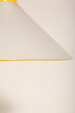 Szklana jednopunktowa lampa sufitowa z mlecznobiałym matowym częściowo reliefowym klosze w kształcie stożka z żółtymi dodatkami i podsufitką, Włochy, lata 80/90. - obrazek 24