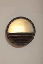 Dwupunktowa okrągła outdoorowa lampa ścienna/kinkiet ze szklanym reliefowym mlecznobiałym kloszem w czarnej w połowie ażurowej oprawie z tworzywa, firma Prisma, Włochy, lata 80/90. - obrazek 21